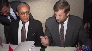 Menteri Luar Negeri Australia, Gareth Evans dan Menteri Luar Negeri Indonesia, Ali Alatas secara diam-diam menandatangani Timor Gap Treaty di atas pesawat terbang-1989-02